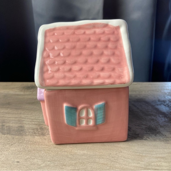 Adorable DW Home Pink Christmas Candle House Ceramic Decor Peppermint Popcorn - Picture 2 of 11